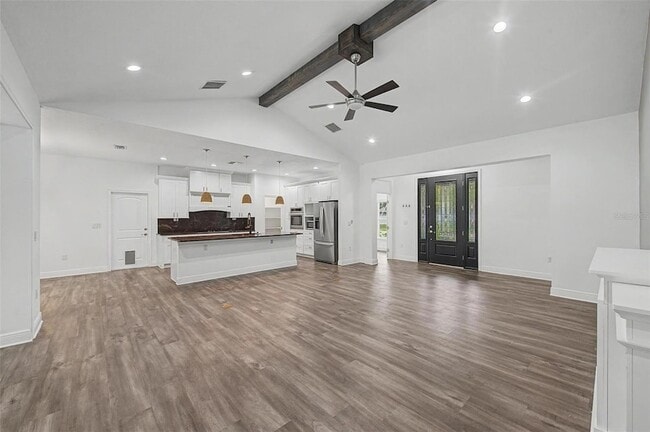 Building Photo - 606 Royal Crest Dr