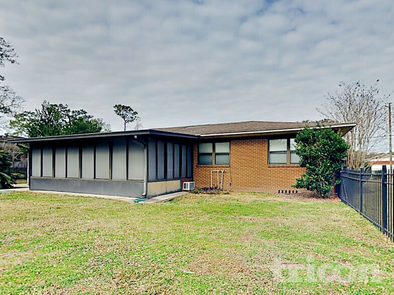 Building Photo - 8588 Lamanto Ave N