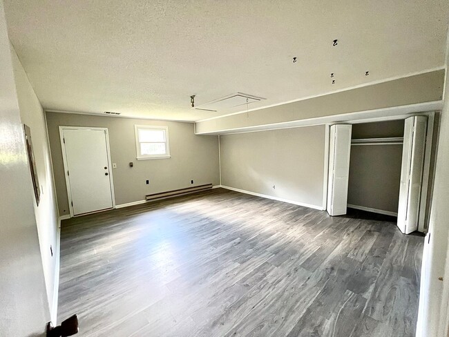 Building Photo - 4-bedroom, 2 bath ideal rental located in ...