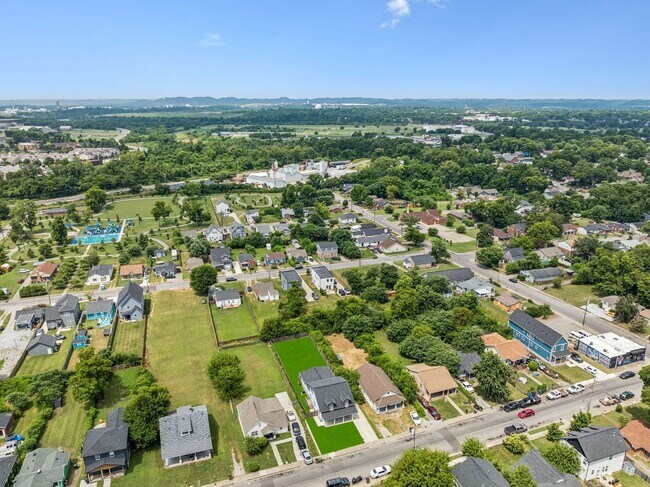 Building Photo - Beautifully Remodeled Home Just Minutes From Downtown Nashville