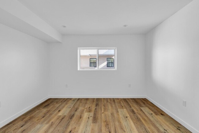 Building Photo - 1734 Carmona Ave