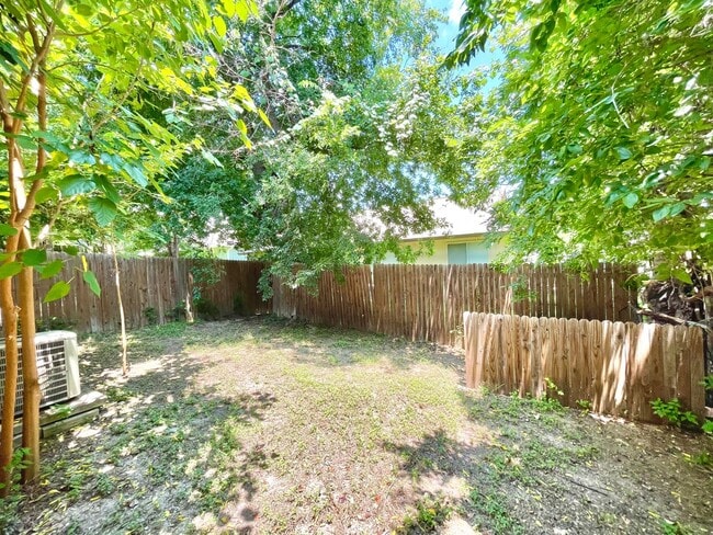 Building Photo - 2/1 Duplex in Great North Austin Location