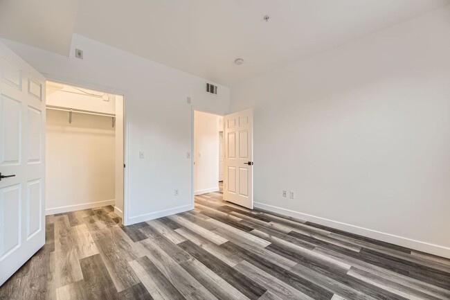 Building Photo - **Fully Updated 2-Bedroom Condo with New Appliances!**