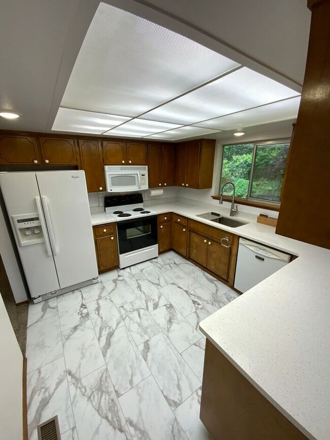 Building Photo - Fox Island home 3bdr 2 bath 2 car gar