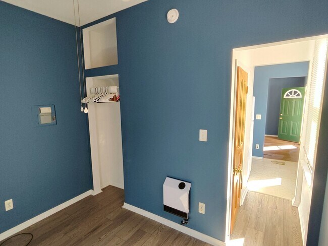 Building Photo - 104 S Tecumseh St