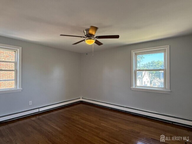 Building Photo - 824 2nd St