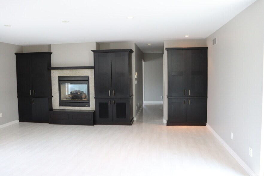 Living area off Kitchen - 615 W 9 Mile Rd