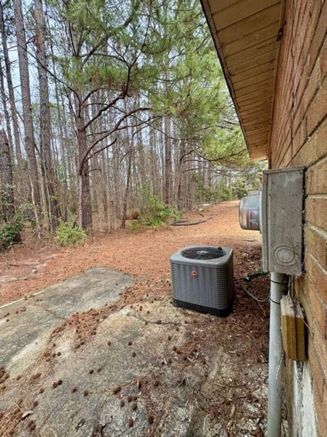 Building Photo - Freshly Remodeled & Move-In Ready!