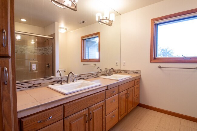 Building Photo - 4bd/4ba Bellevue Home