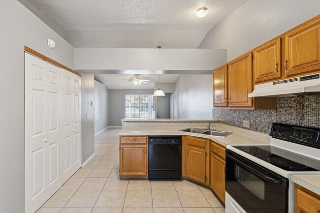 Building Photo - 2/1.5 Condo With Screened Patio in Conway Area