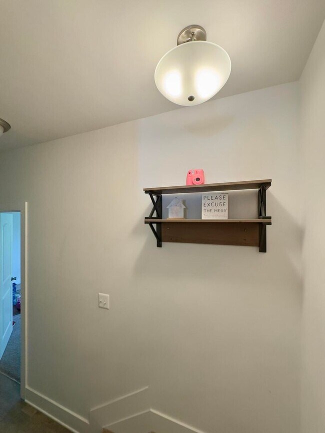 Building Photo - Charming 4 Bedroom/3.5 Bathroom in New WIn...