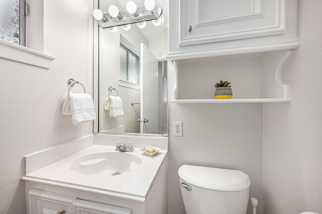 Building Photo - 5511 Loch Lomond Dr