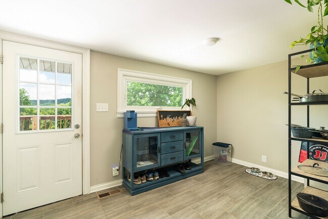 Building Photo - Knoxville 37917 - 3 bedroom 2 bath - call ...