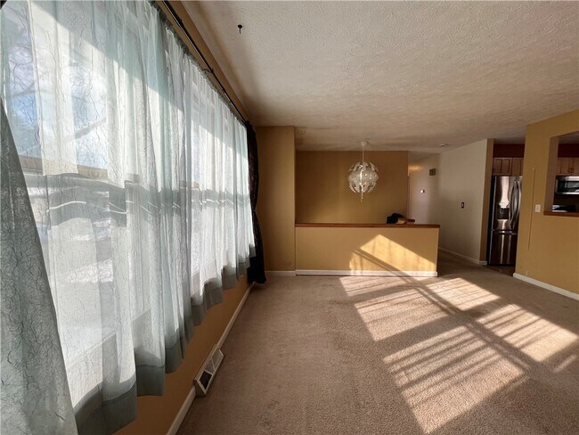 Building Photo - 28 Willow Dr