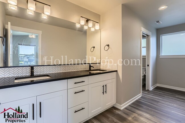 Building Photo - Modern Stylish 3-Bed Home in Prime Hillsbo...