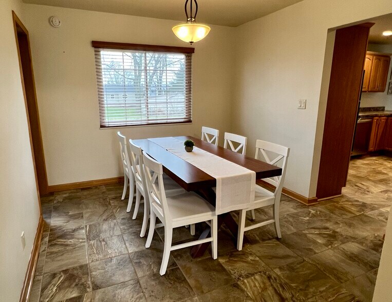 Building Photo - 10032 Shadyhill Ln