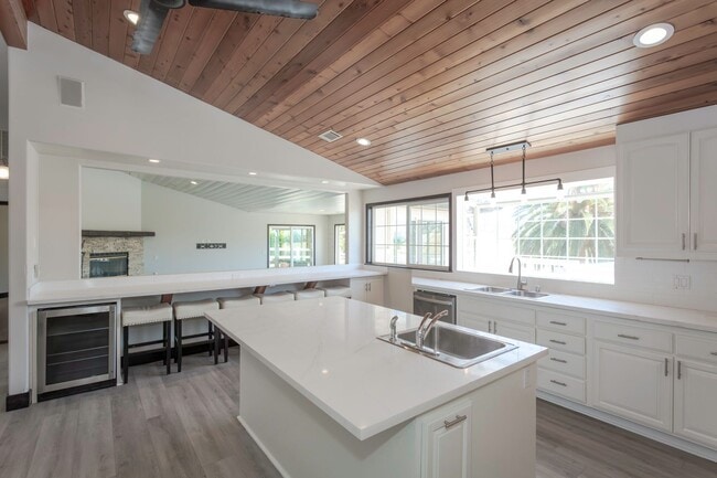 Building Photo - RANCH STYLE POOL HOME ON 2+ ACRES IN THE H...