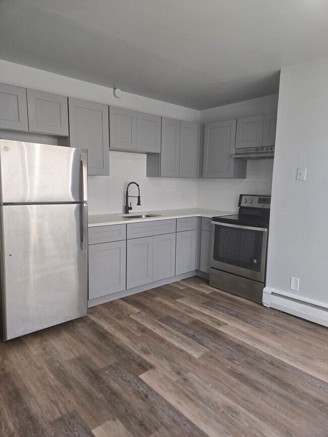 Building Photo - 2 bedrooms, 1 bathroom, 1st floor