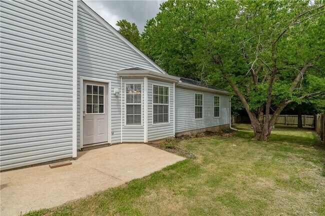 Building Photo - Three Bedroom One Bathroom For Rent