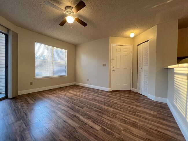 Building Photo - Lake Mary Condo ~ Fresh Paint, Laminate Flooring, Fantastic Amenities!