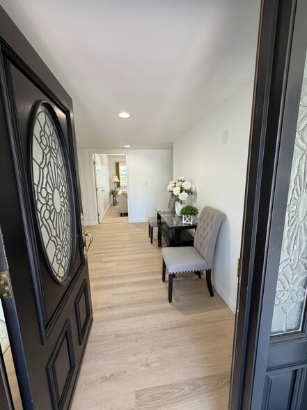 Building Photo - 9660 Vanalden Ave