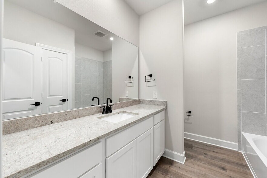 Building Photo - 312 Live Oak Ln