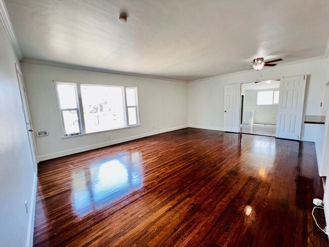 Building Photo - 4 BED HOUSE with Garage, Yard, Pets Consid...