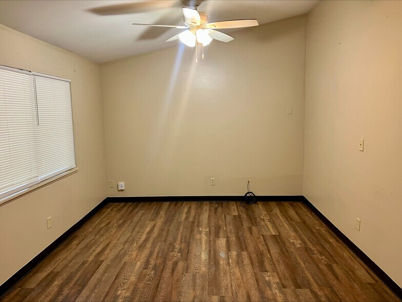 Building Photo - 467 Julien Ave