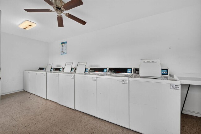 Building Photo - 2124 Burton Dr