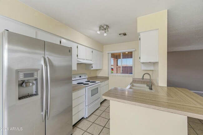 Building Photo - 501 W Yukon Dr