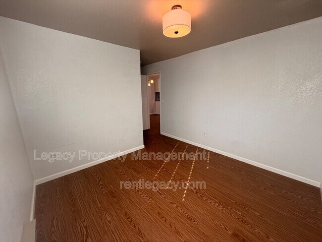 Building Photo - 7 Lancaster Cir