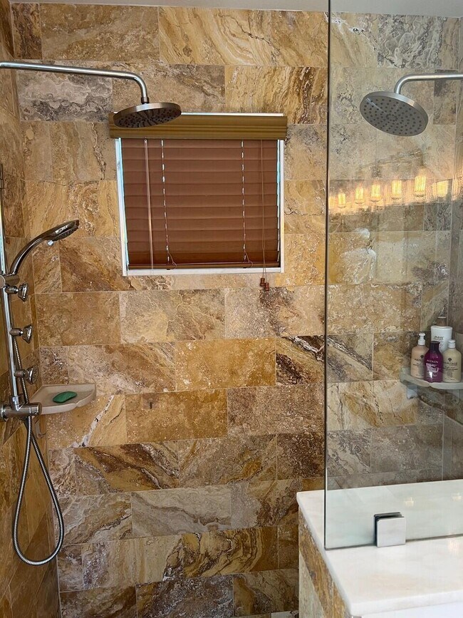 Building Photo - 9230 Heathridge Dr