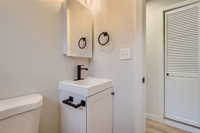 Building Photo - New Price!! Newly Remodeled 2BR/1BA House ...