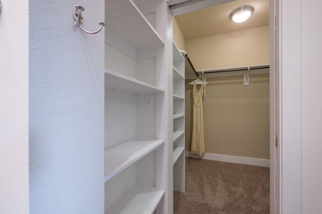 Building Photo - Beautiful 2 Bedroom, 2.5 Bath Townhome in Northwest Austin