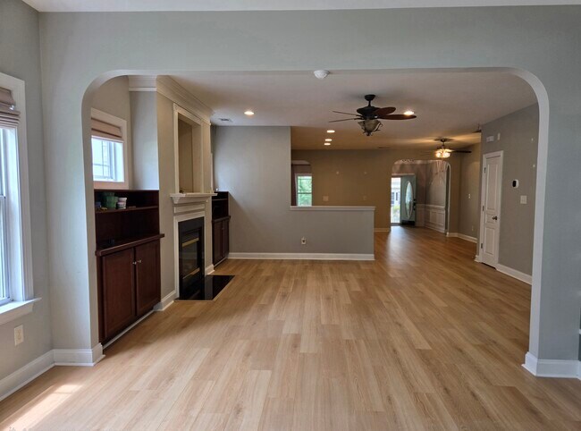Building Photo - 8014 Ladys Secret Dr