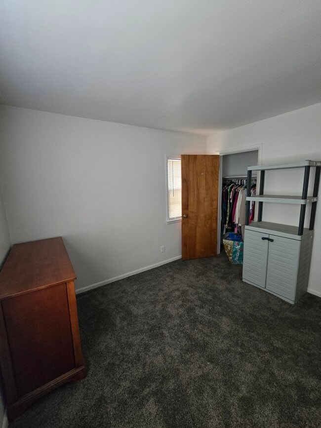 Building Photo - 323 Cherokee Ln