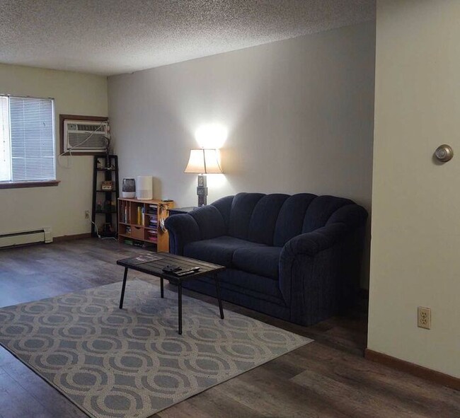 Building Photo - $1,100 | 2 Bedroom, 1 Bathroom Apartment |...