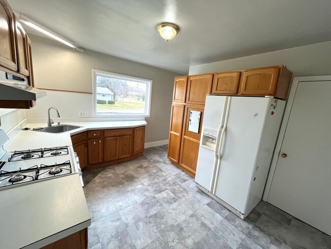 Building Photo - FIVE BEDROOM HOUSE !!. Just a four-minute commute away from PENN STATE BEHREND.