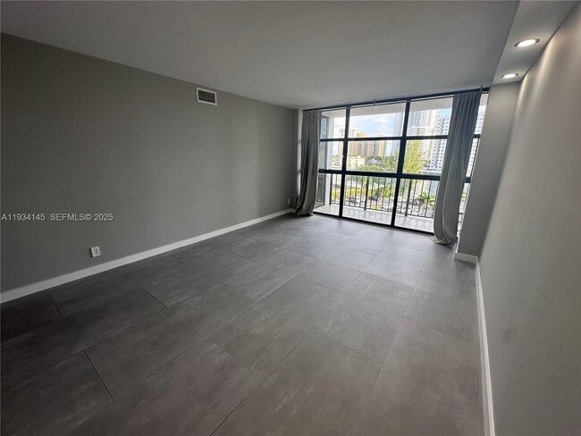 Building Photo - 600 Parkview Dr