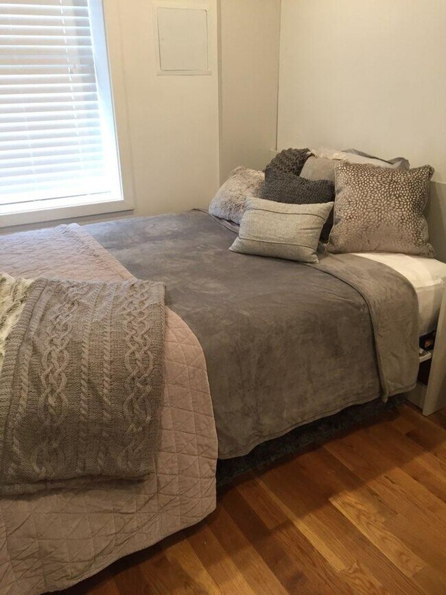 Building Photo - LUXURY STUDIO AVAILABLE AND READY FOR OCCUPANCY!! FULLY FURNISHED, NO BROKER FEES!!