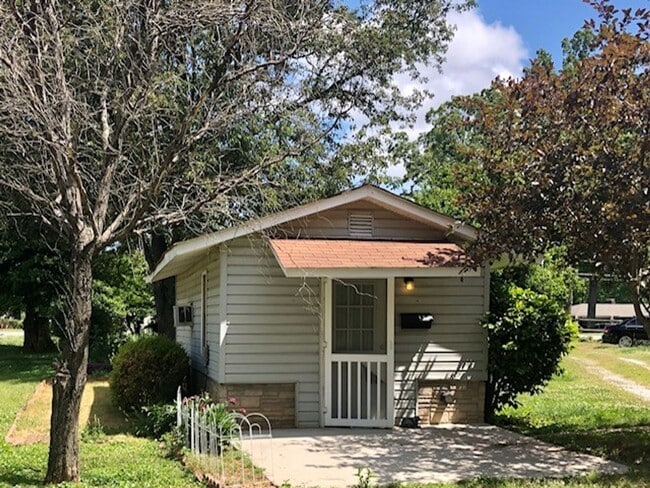 Primary Photo - Move in Ready! Move-in Special of $250 off...