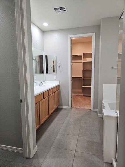 Building Photo - 15092 W Portland St