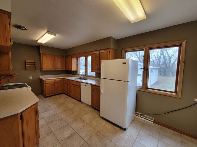 Building Photo - 4 Bed 2 Bath house for Rent!