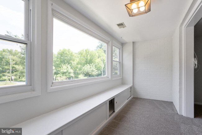 Building Photo - 8032 Lakecrest Dr