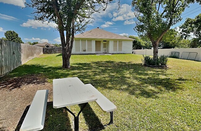 Building Photo - READY FOR MOVE IN NOW!