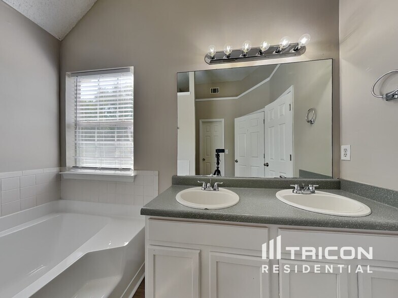Building Photo - 6955 Pompas Ct