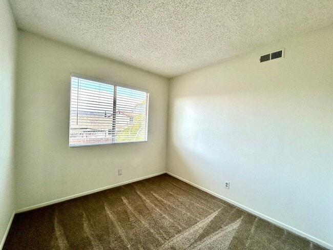 Building Photo - 5 Bed, 2 Bath in Otay Mesa!