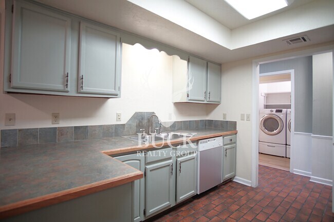 Building Photo - 1630 Kavel Dr