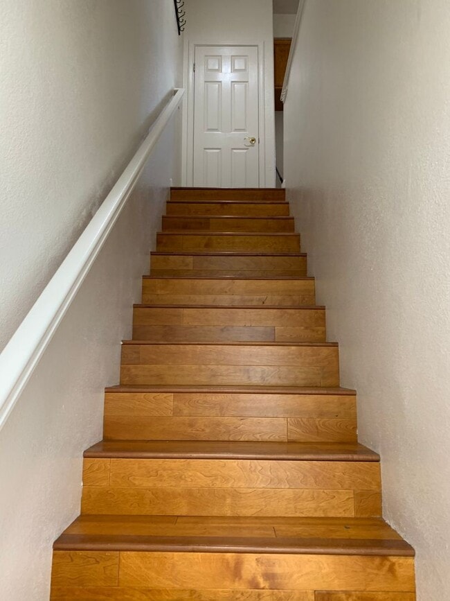 Building Photo - Light & Bright upstairs one bedroom Granny...