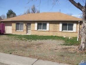 Building Photo - Spacious 4 bedroom 2 bath house with large...